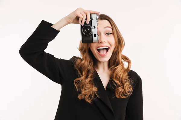 Retrato de uma jovem excitada vestida de terno — Fotografia de Stock