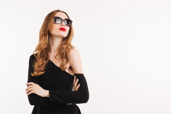 Retrato de uma jovem atraente vestida de vestido preto — Fotografia de Stock