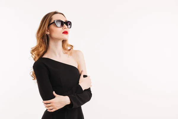 Retrato de uma jovem mulher confiante vestida de vestido preto — Fotografia de Stock