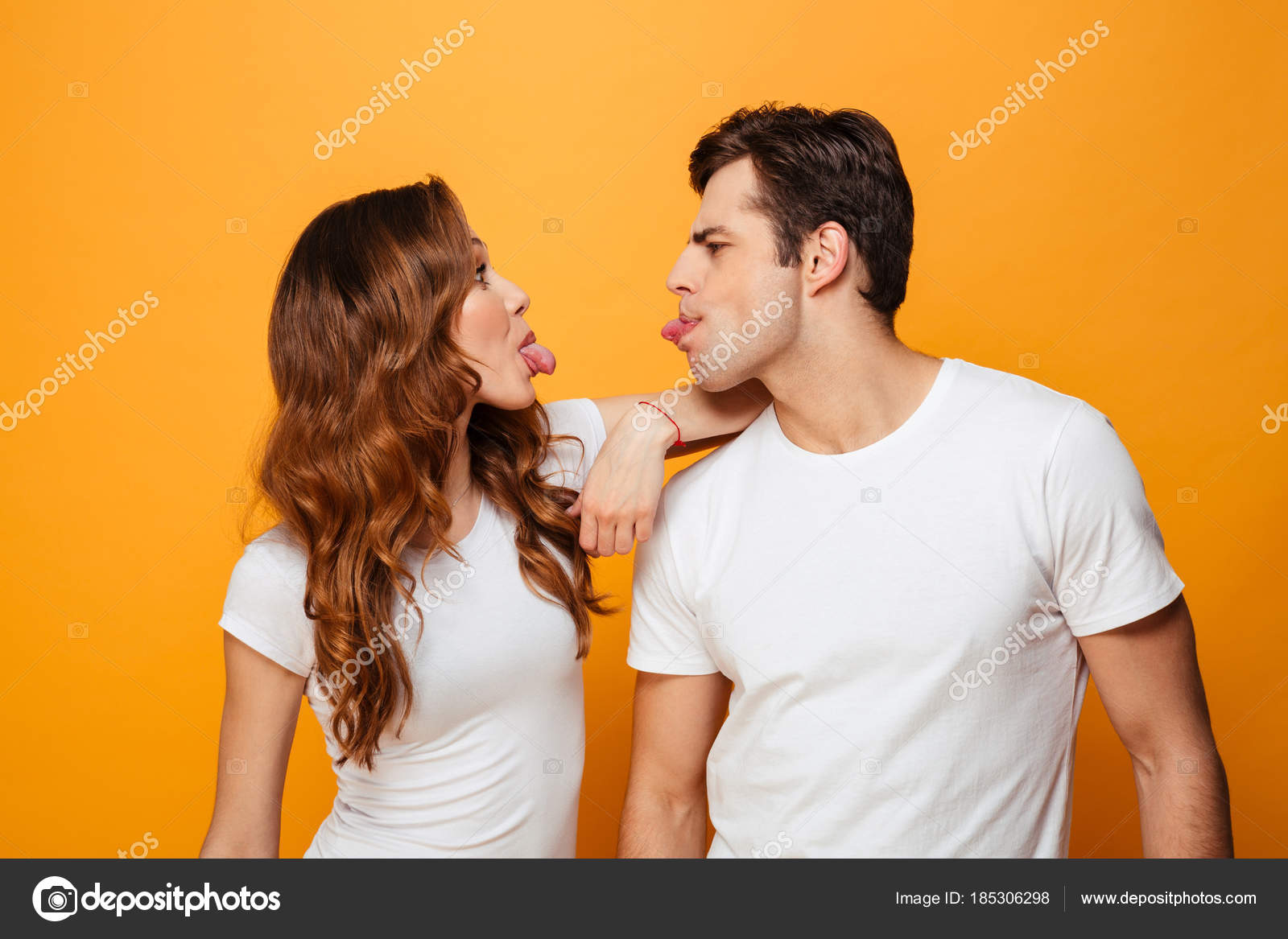 женщина флиртует с мужчиной. женщина флиртует с мужчиной. кокетничать это. жесты симпатии между мужчиной и женщиной. бесплатный флирт.