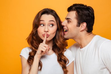 Adam bir şey söyleyerek sessizlik jest gösterilen genç esmer kadın