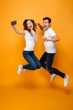 İki neşeli adam ve kadın 20'li yaşlarda yapma selfie hücre fon üzerinde görüntü