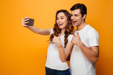 Mutlu genç güzel çift birlikte selfie yaparken eğleniyor
