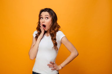 Kalça kollu t-shirt şok esmer kadın