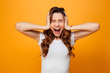 Kulaklarını kapsayan t-shirt esmer kadın çığlık