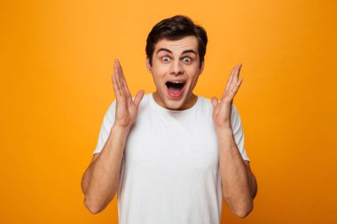Çığlık ve kameraya bakarak t-shirt şaşırmış mutlu adam