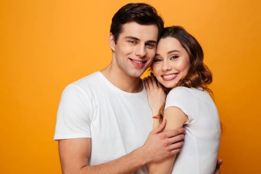 Genç adam ve beyaz t-shirt gülümseyen ve po kadın portresi