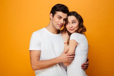 Fotoğraf erkeksi adamın karısı sarılma casual beyaz t-shirt 