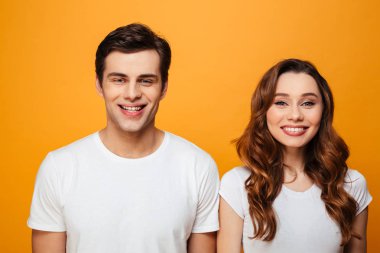 Mutlu bir adam ve beyaz t-shirt gülümseyen kadın portresini ve lo
