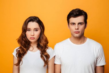 Mutsuz erkek ve beyaz t-shirt posi yılında kız fotoğrafı