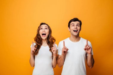 Mutlu çığlık atan genç güzel çift işaret ve ararken