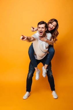 Mutlu genç güzel çift eğleniyor tam boy görüntü