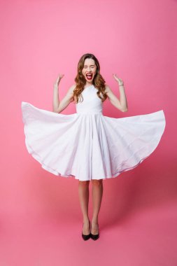 Gözleri kapalı genç kadın çığlık.