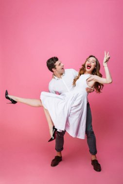 Eğleniyor mutlu sevgi dolu çift barış hareketi gösterilen.