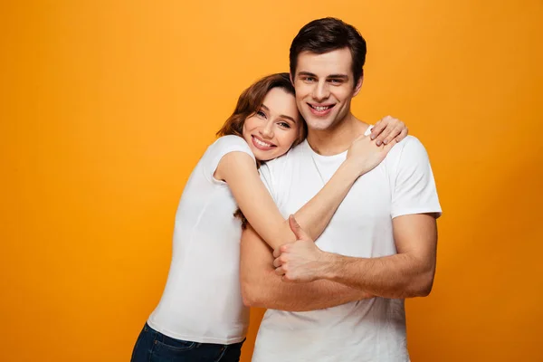 Glada härliga par poserar tillsammans och kramas — Stockfoto