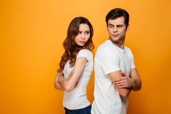 Unzufriedenes junges Paar steht sich mit dem Rücken zur Wand — Stockfoto
