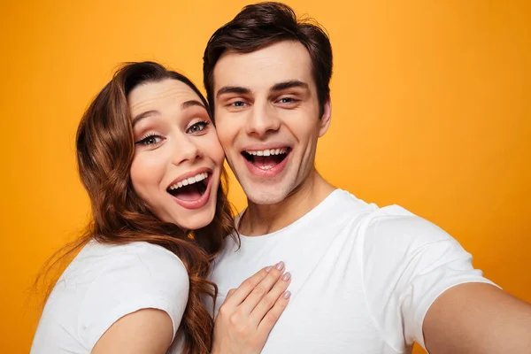 Retrato de hombre y mujer felices en camisetas blancas sonriendo y po — Foto de Stock