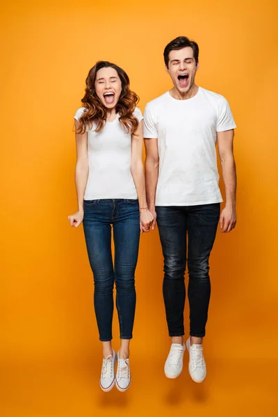 Full-length foto van grappige man en vrouw in casual poseren op cam — Stockfoto