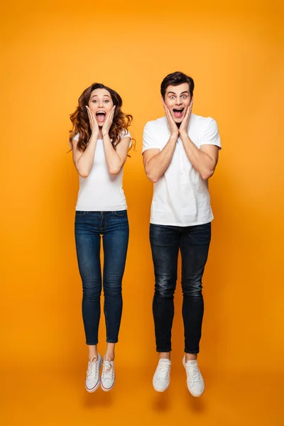 Ganzkörperfoto von amüsantem Mann und Frau in lässiger Pose — Stockfoto