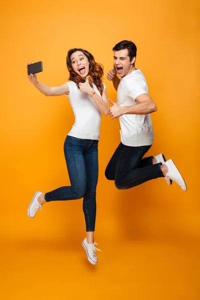 Retrato de dos personas felices hombre y mujer haciendo selfie en smar — Foto de Stock