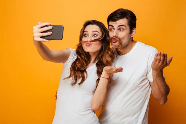 Roliga unga härliga par ha kul tillsammans samtidigt som selfie — Stockfoto