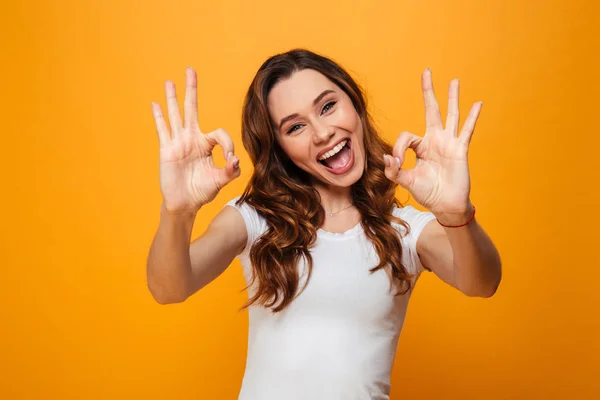 Mulher morena feliz em t-shirt mostrando sinais ok — Fotografia de Stock