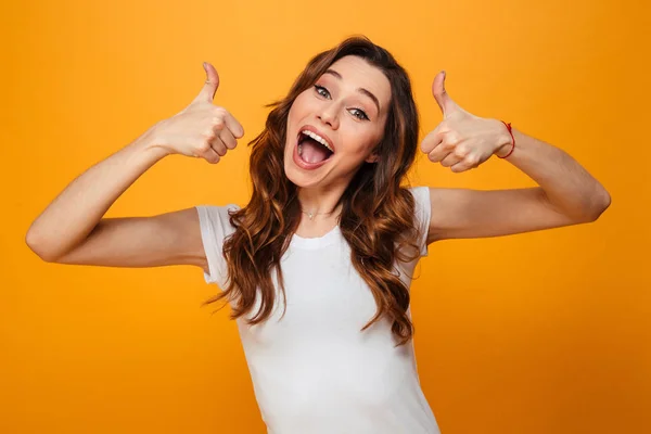 Happy brunette woman in t-shirt showing thumbs up — Stock Photo, Image