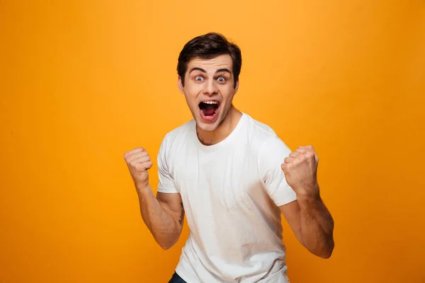 Boldog, sikoltozva, férfi póló örül és látszó-on fényképezőgép — Stock Fotó