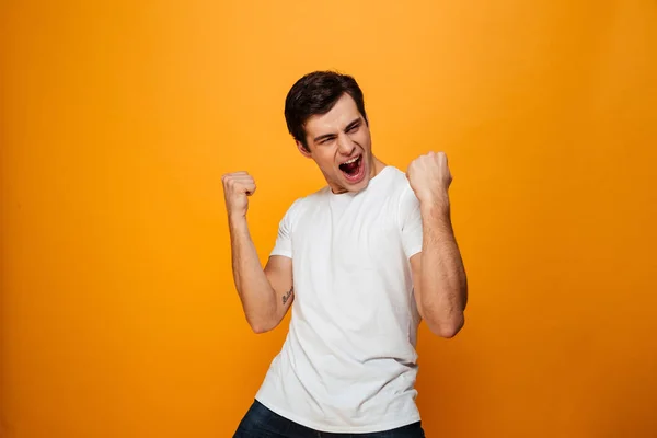 Bild eines glücklichen Mannes im T-Shirt jubeln mit offenem Mund — Stockfoto