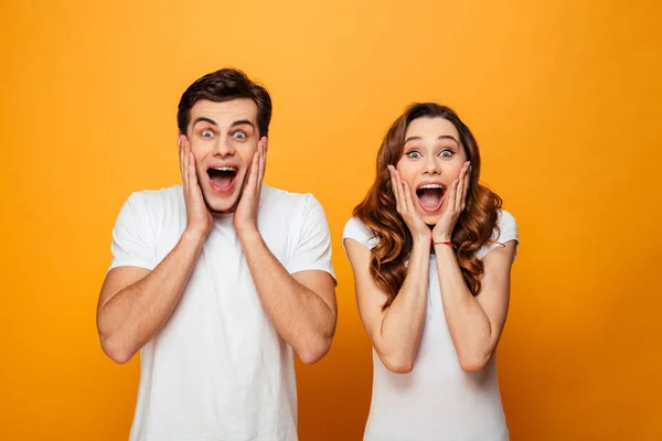 Retrato de una pareja joven emocionada gritando — Foto de Stock