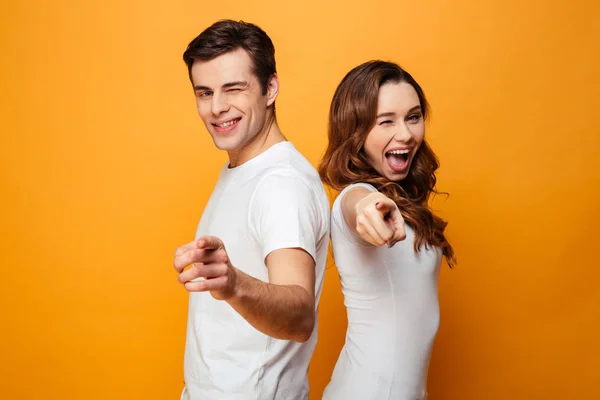 Retrato de um jovem casal confiante apontando dedos — Fotografia de Stock