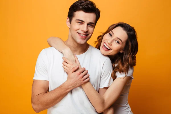 Портрет улыбающейся молодой пары, обнимающей — стоковое фото