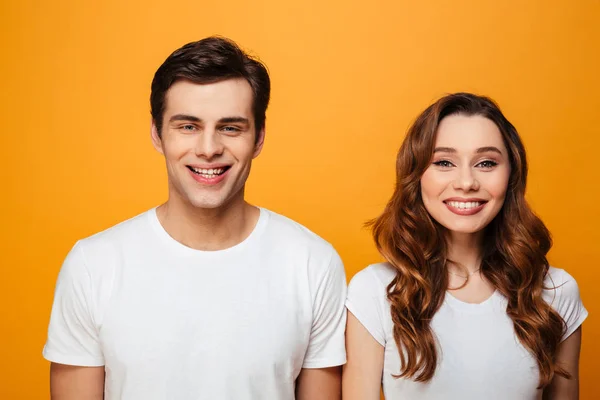 Retrato de homem feliz e mulher em t-shirts brancas sorrindo e lo — Fotografia de Stock