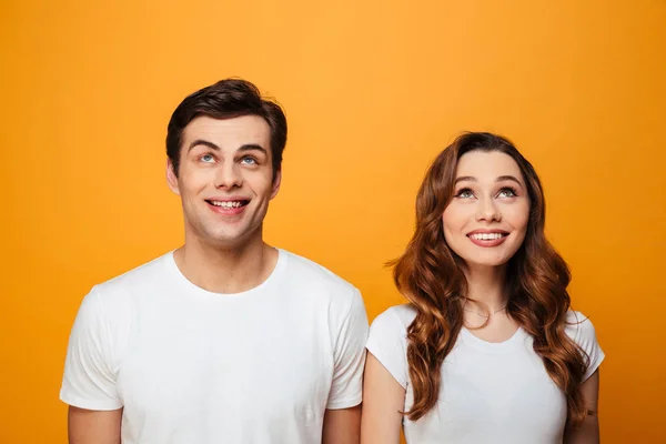 Фото счастливого парня и девушки в белых футболках с улыбкой — стоковое фото