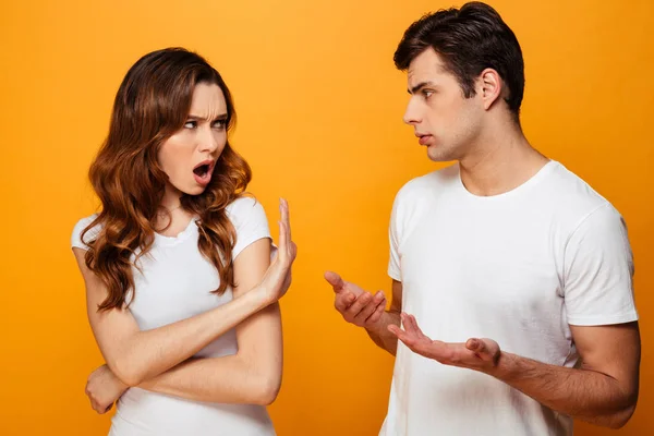 Foto z rozzlobený muž a žena v bílých tričkách v boji wh — Stock fotografie