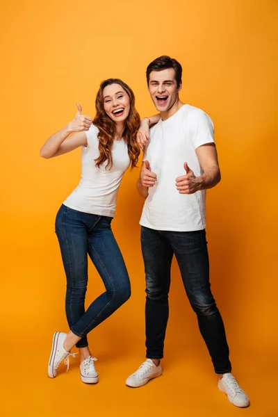 Retrato de larga duración de una alegre pareja joven — Foto de Stock