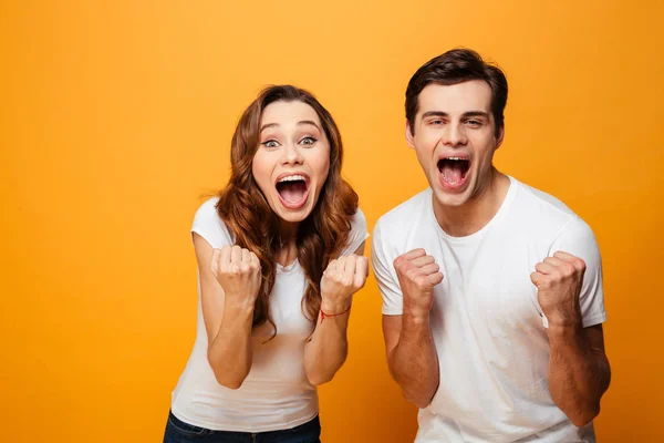 Retrato de um jovem casal satisfeito celebrando — Fotografia de Stock