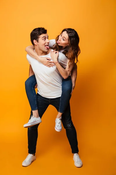 Imagen de larga duración de feliz joven pareja encantadora divertirse — Foto de Stock