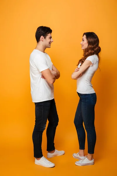 Imagen de larga duración de feliz joven pareja encantadora de pie — Foto de Stock