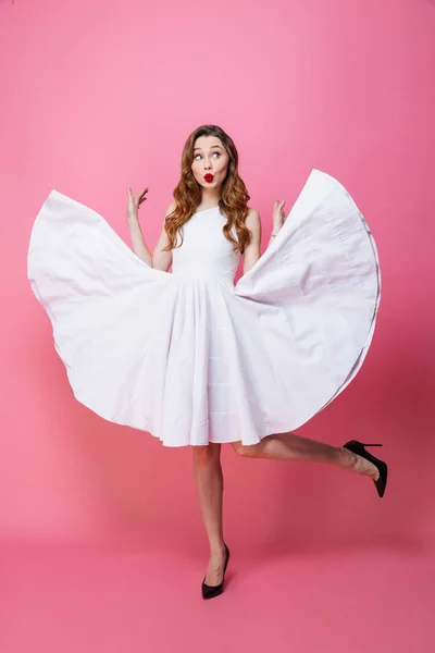 Bonito jovem mulher olhando de lado . — Fotografia de Stock