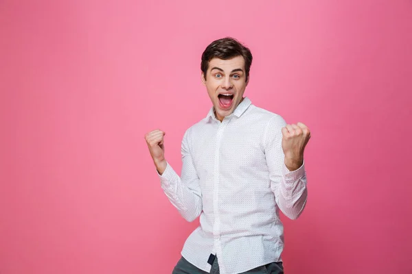 Homem feliz fazer gesto vencedor . — Fotografia de Stock