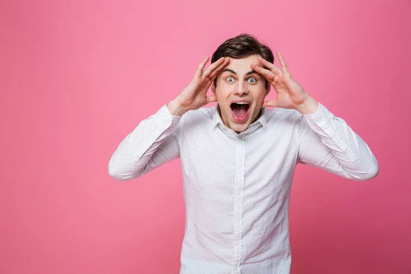 Gritando animado homem olhando câmera . — Fotografia de Stock