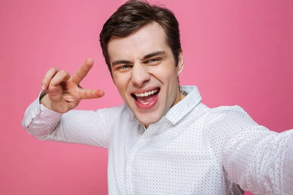 Hombre guapo hacer selfie con gesto de paz . — Foto de Stock