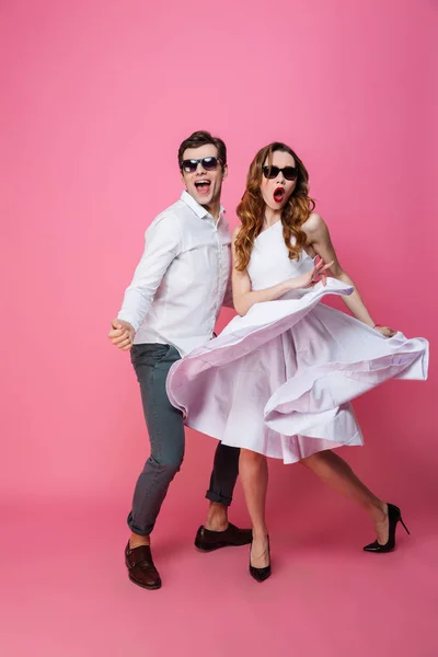 Полнометражное фото молодой пары в модном стильном сгустке — стоковое фото