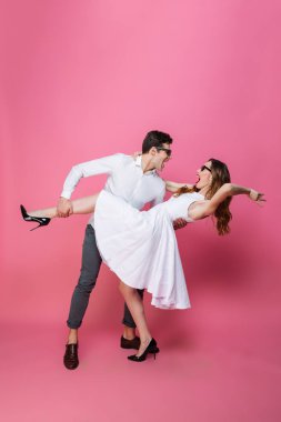 Güzel sevgi dolu iki güneş gözlüğü danci sonra tam boy görüntü