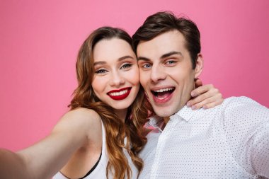 Güzel bir çift aşık selfie alarak portresi