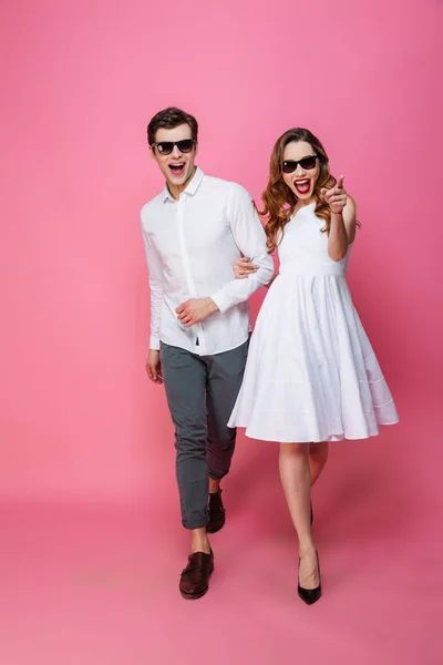 Полная фотография модной супружеской пары в солнечных очках ва — стоковое фото