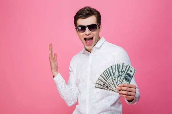 Hombre excitado sosteniendo dinero . — Foto de Stock