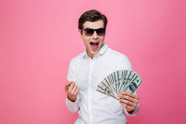 Junger aufgeregter Mann mit Geld in der Hand. — Stockfoto