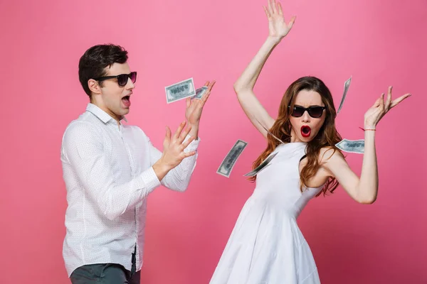 Retrato de um casal feliz e bem vestido — Fotografia de Stock